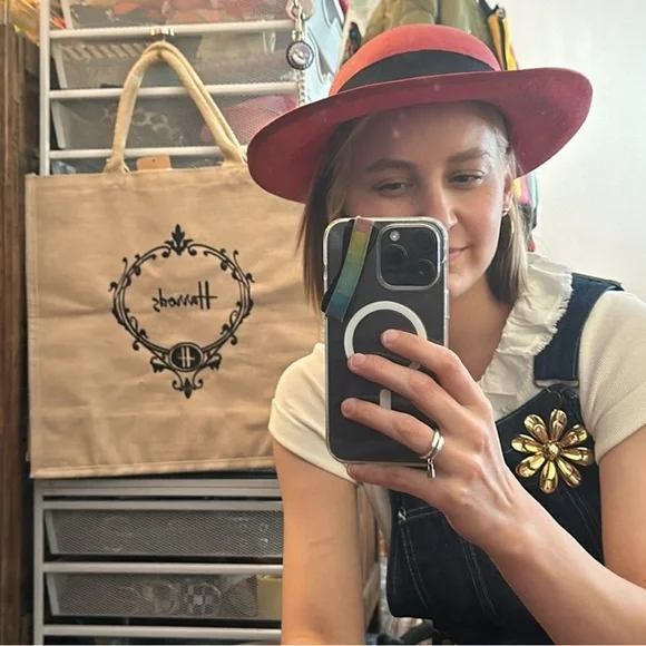 Chanel Elegant Red Women's Hat with Black Bow - Picture 5 of 5